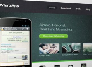 Ilustrasi menggunakan WhatsApp di laptop. [Simon Steinberger/Pixabay]