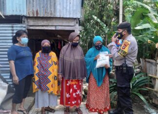 Kasat Sabhara Polres Pangkep AKP Nirwan saat membagikan sembako ke masyarakat.(Dok Polres Pangkep).