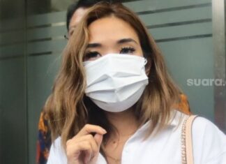 Artis Gisella Anastasia usai diperiksa terkait kasus video asusila mirip dirinya di Polda Metro Jaya, Jakarta Selatan, Selasa (17/11). [Suara.com/Alfian Winanto]