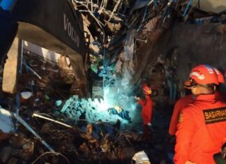 Basarnas melakukan evakuasi korban gempa yang tertimbun di Mamuju, Sulawesi Barat, Jumat (15/1/2021) / [Foto Basarnas]