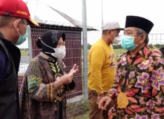 Tangkapan layar akun Linjamsos Oke saat Mensos Risma bersama rombongan di Kabupaten Mamuju Sulbar. [Antara]