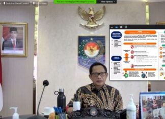 Mendagri Tito Karnavian dalam dialog nasional yang diselenggarakan Asosiasi Pemerintah Kota Seluruh Indonesia(Apeksi) dengan tema Penguatan pemerintah Daerah dalam Penanganan dan Pasca Pandemi Covid-19, secara virtual, Senin (25/1/2021). [Suara.com/Ria Rizki Nirmala Sari]