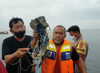 Gambar viral warga menunjukkan baran diduga serpihan pesawat Sriwijaya Air (Twitter)