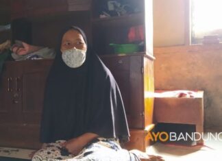 Atat Maryati yang tidak melakukan swab tetapi hasil labolatorium keluar positif Covid-19. (Ayotasik.com/Irpan Wahab Muslim)