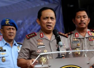 Wakapolri Komjen Gatot Eddy Pramono (tengah) didampingi Kapolda Metro Jaya Irjen Nana Sudjana (kanan) memberikan keterangan pers terkait diaktifkannya kembali Satgas Antimafia Bola Tahap III di Direktorat Reserse Kriminal Umum Polda Metro Jaya, Jakarta, Selasa (11/2). [Suara.com/Angga Budhiyanto]