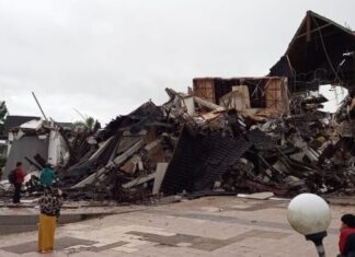 Kantor Gubernur Sulawesi Barat (Sulbar) roboh akibat gempat tadi subuh Pukul 2.30 Wita, Jumat 15 Januari 2021 / (suara.com).