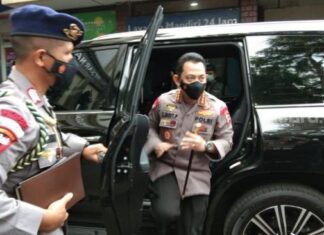 Kapolri Jenderal Listyo Sigit Prabowo tiba di Gedung PBNU di Jalan Kramat Raya, Jakarta Pusat, Kamis (28/1/2021) sore. [Suara.com/Yosea Arga Pramudita]