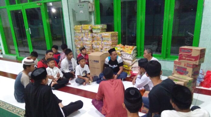 Remaja Masjid Raddatul Mudznibien kampung Ujung Loe Kabupaten Pangkep saat mengumpukan bantuan untuk penyintas gempa Sulawesi Barat.(Ist).