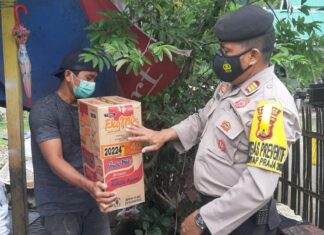 Satuan Unit Sabhara Polres Pangkep memberikan bantuan kepada korban gempa yang saat ini mengungsi di Kabupaten Pangkep.(Humas Polres Pangkep).