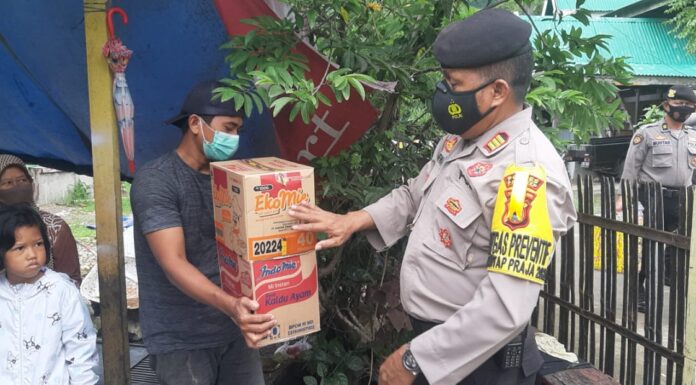 Satuan Unit Sabhara Polres Pangkep memberikan bantuan kepada korban gempa yang saat ini mengungsi di Kabupaten Pangkep.(Humas Polres Pangkep).
