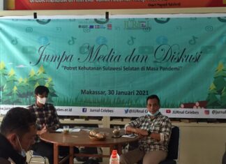 Direktur JURnaL Celebes Mustam Arif (kiri), dalam jumpa media massa di Kafe Baca, Makassar, Sabtu, 30 Januari 2021. (JURnal Clelebes).