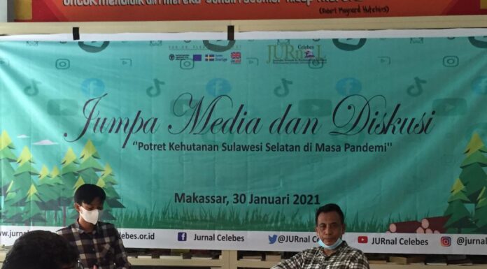 JURnal Celebes: Kejahatan Kehutanan di Sulsel Meningkat di Tengah Pandemi Direktur JURnaL Celebes Mustam Arif (kiri), dalam jumpa media massa di Kafe Baca, Makassar, Sabtu, 30 Januari 2021. (JURnal Clelebes).