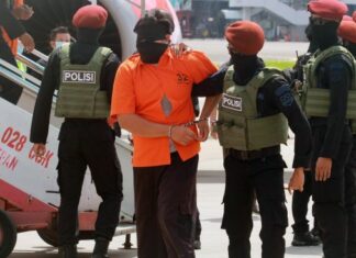 Anggota Densus 88 membawa terduga teroris dari Makasar setibanya di Bandara Soekarno Hatta, Tangerang, Banten, Kamis (4/2/2021). ANTARA FOTO/Muhammad Iqbal