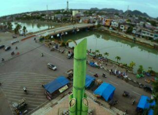 Tugu bambu runcing yang berada di Kabupaten Pangkajene dan Kepulauan.( facebook Kabupaten Pangkajene dan Kepulauan).