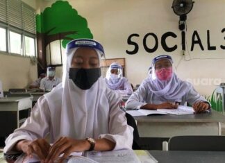 Pelajar SMAN 1 Pontianak, Kalbar, mengikuti proses belajar tatap muka, Senin (31/8/2020). [Suara.com/Eko Susanto]