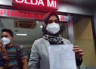 Wedding Organizer atau WO Aisha Weddings resmi dilaporkan ke Polda Metro Jaya karena mempromosikan pernikahan anak usia 12 tahun, Rabu (10/2/2021) malam. [Suara.com/Yasir]