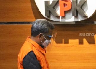 Gubernur Sulawesi Selatan, Nurdin Abdullah dihadirkan saat Konferensi pers terkait penetapannya sebagai tersangka di Gedung KPK, Jakarta Selatan, Minggu (28/2/2021). [Suara.com/Alfian Winanto]