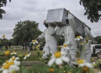 Petugas mengusung peti berisi jenazah yang meninggal dunia karena COVID-19 untuk dimakamkan di TPU Srengseng Sawah, Jakarta, Kamis (14/1/2021). v ANTARA FOTO/Asprilla Dwi Adha/wsj. (Antara/Asprilla Dwi Adha)