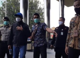 Gubernur Sulsel Nurdin Abdullah tiba di Gedung KPK. (Suara.com/Yaumal)