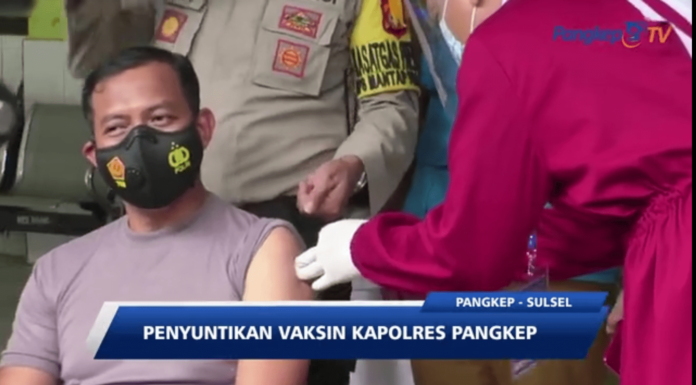 Kapolres Pangkep AKBP Endon Nurcahyo, saat menerima suntikan vaksin Covid-19 dari Sinovac.(Pangkep TV).