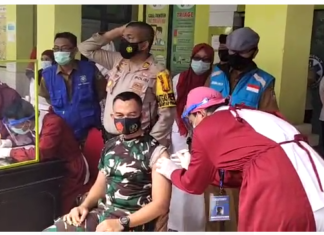 Dandim 1421 menerima suntikan vaksin Covid-19 dari Sinovac. (Pangkep.terkini.id)