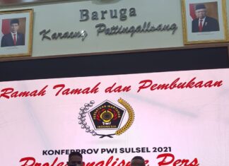 PT Semen Tonasa menerima penghargaan Gold Achievement dari Persatuan Wartawan Indonesia (PWI) Sulsel. (Humas ST).
