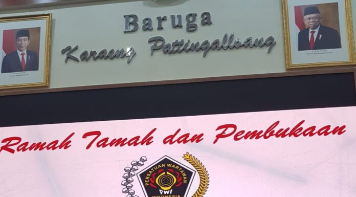 PT Semen Tonasa menerima penghargaan Gold Achievement dari Persatuan Wartawan Indonesia (PWI) Sulsel. (Humas ST).