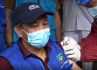 Syamsul Hamid tokoh masyarakat Pangkep, menerima suntikan vaksin Covid-19 dari Sinovac.(Pangkep.terkini.id).