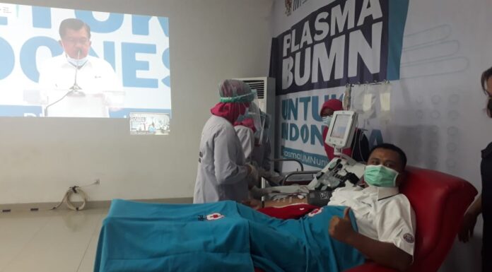 Dua karyawan PT Semen Tonasa berhasil lolos dalam program Donor Plasma BUMN untuk Indonesia yang digelar oleh Kementerian BUMN kerjasama PMI secara serentak di 34 provinsi di Indonesia. (Humas ST).