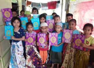 Komunitas vendor PT Semen Tonasa, membagikan  Alquran pada anak-anak dan guru mengaji. (Ist).