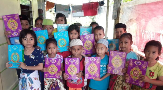 Komunitas vendor PT Semen Tonasa, membagikan  Alquran pada anak-anak dan guru mengaji. (Ist).