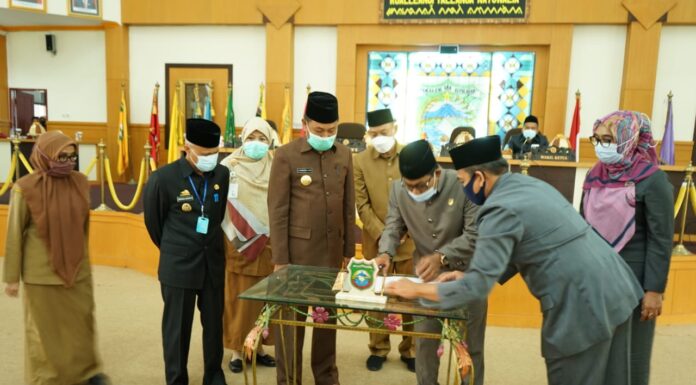 Pemerintah Kabupaten Pangkep dan Dewan Perwakilan Rakyat Daerah menyetujui tiga Rancangan Pertauran Daerah untuk menjadi sebuah Peraturan Daerah.( Pangkep TV).