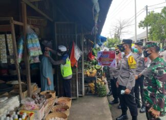 Kepala Kepolisian Resort (Kapolres) Kapubaten Pangkep AKBP Endon Nurcahyo dan Komandan Distrik Militer (Dandim) 1421 Letkol Inf.Henky, membagikan masker ke sejumlah pedagang yang ada di pasar sentral Kabupaten Pangkep.(Ist)
