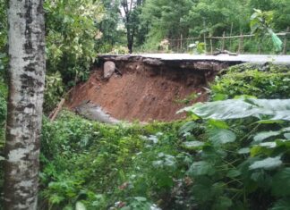 Jalan poros Desa Bantimurung, Kecamatan Tondong Tallasa mengalami longsor sepanjang 20 meter.(Pangkep.terkini.id).