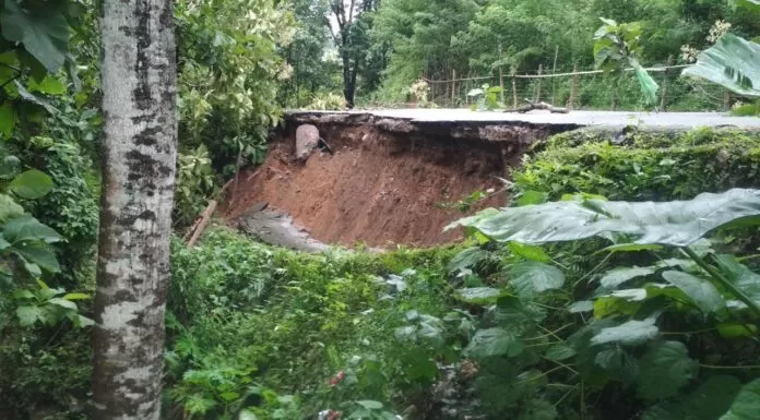 Jalan poros Desa Bantimurung, Kecamatan Tondong Tallasa mengalami longsor sepanjang 20 meter.(Pangkep.terkini.id).