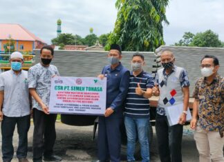 PT Semen Tonasa menyerahkan bantuan bagi korban bencana alam puting beliung yang terjadi di pulau Sepinggang dan pulau Aloang, Desa Tampaang, Kecamatan Liukang Tangngaya, Kabupaten Pangkep.(Humas ST).