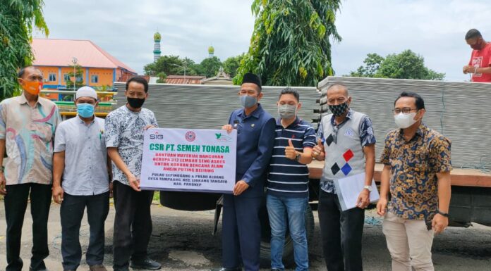 PT Semen Tonasa menyerahkan bantuan bagi korban bencana alam puting beliung yang terjadi di pulau Sepinggang dan pulau Aloang, Desa Tampaang, Kecamatan Liukang Tangngaya, Kabupaten Pangkep.(Humas ST).