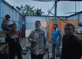 Bupati Pangkep Muhammad Yusran Lalogau (MYL) saat meninjau lokasi terjadinya puting beliung di Kecamatan Segeri Kabupaten Pangkep. Sabtu, 27 Februari 2021.(Ist).