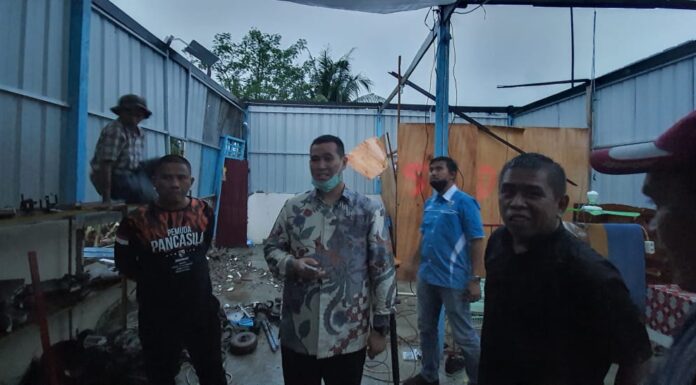 Puting Beliung di Pangkep, Bupati dan Wakil Tinjau Warga Terdampak Bupati Pangkep Muhammad Yusran Lalogau (MYL) saat meninjau lokasi terjadinya puting beliung di Kecamatan Segeri Kabupaten Pangkep. Sabtu, 27 Februari 2021.(Ist).