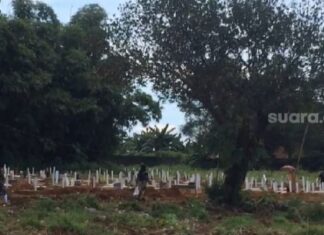 Pemakaman korban Covid-19 Macanda Kabupaten Gowa mulai dikunjungi keluarga, Minggu 21 Maret 2021 / [SuaraSulsel.id / Istimewa]