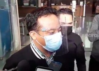 Pelaksana Tugas Gubernur Sulsel Andi Sudirman Sulaiman usai menjalani pemeriksaan di Gedung KPK, Jakarta, Selasa 23 Maret 2021 / [Suara.com / Welly Hidayat]