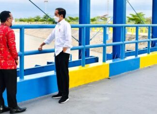 Presiden Jokowi berbincang dengan Pelaksana Tugas Gubernur Sulawesi Selatan Andi Sudirman Sulaiman di Kolam Regulasi Nipa-Nipa Moncongloe, Kamis 18 Maret 2021 / (SuaraSulsel. Id / Istimewa)