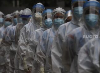 Uang Insentif Tak Kunjung Cair, Nakes Covid-19 Buat Petisi Desak Pemerintah Sejumlah tenaga kesehatan bersiap melakukan perawatan terhadap pasien COVID-19 di Rumah Sakit Darurat Penanganan COVID-19 Wisma Atlet Kemayoran, Jakarta, Jumat (22/1/2021). [Suara.com/Angga Budhiyanto]