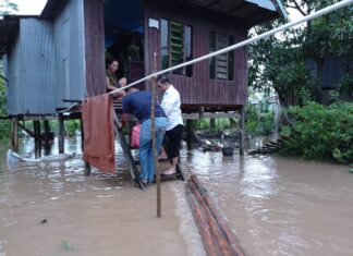 Direktur rumah sakit umum daerah(RSUD) Batara Siang dr Annas Ahmad bersama tim brigade siaga bencana RSUD Batara Siang memberikan bantuan makanan sebayak 500 nasi kotak, bagi warga yang terdampak banjir.(Ist).
