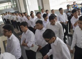 Ilustrasi fakta terbaru CPNS 2021 - Peserta mengantre untuk mengikuti Seleksi Kompetensi Dasar (SKD) berbasis Computer Assisted Test (CAT) untuk Calon Pegawai Negeri Sipil (CPNS) di kantor Wali Kota Jakarta Selatan, Jakarta, Senin (17/2). [ANTARA FOTO/Galih Pradipta]