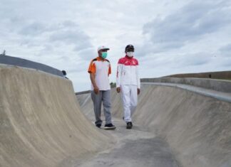 Nurdin Abdullah bersama Edhy Rahmat meninjau pengerjaan pedestrian Bira, baru-baru ini. Keduanya kini ditetapkan sebagai tersangka oleh KPK. [suarasulsel.id].]