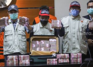 Barang bukti koper berisi uang senilai Rp 2 Miliar ditampilkan saat konferensi pers terkait Operasi Tangkap Tangan (OTT) Gubernur Sulawesi Selatan, Nurdin Abdullah di Gedung KPK, Jakarta Selatan, Minggu (28/2/2021). [Suara.com/Alfian Winanto]