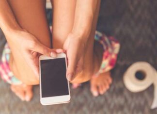 Ilustrasi buang air besar (BAB) sambil bermain ponsel. (Shutterstock)