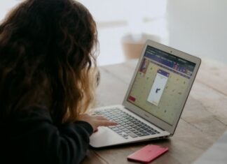 Ilustrasi belajar dengan menatap layar gawai- (Unsplash/@anniespratt)