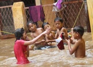 Banjir kiriman yang mengepung di Kampung Pulo, Jakarta, Sabtu (27/12).